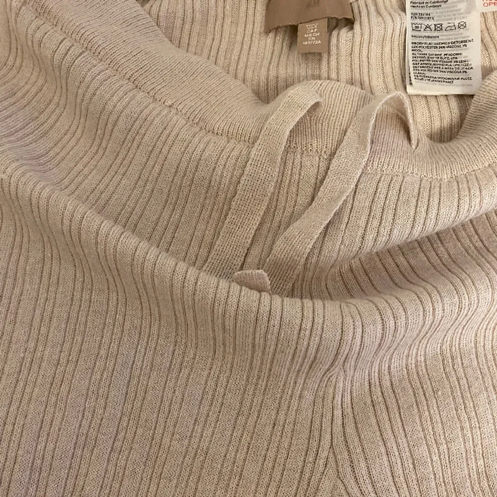 Mysiga beige ribbade lounge byxor från H&M. Storlek S. . Jeans & Byxor.