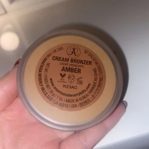 Anastasia Beverly hills cream bronzer - Anastasia Beverly hills cream bronzer i färgen Amber är de. Helt ny endast testad. Säljer pga de var ej min färg.  Gratis frakt 