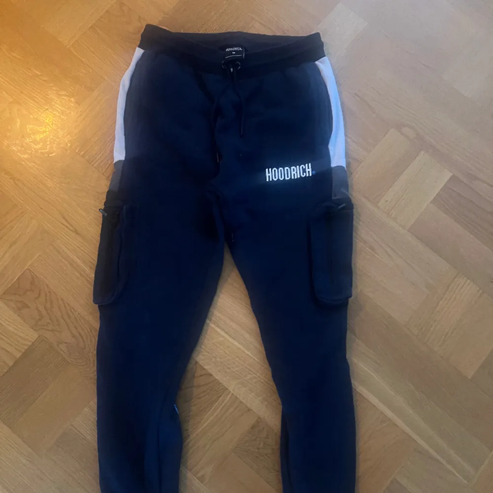 Hoddrich byxa M i nyskick mörkblå . Jeans & Byxor.