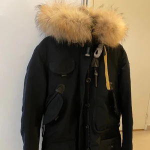 Parajumpers Doris S nyskick  - Säljer Parajumpers ”Doris” i storlek S. Jackan är i nyskick. Mer bilder kan skickas. Nypris 8000kr Kan tänka mig sänka vid snabbt affär