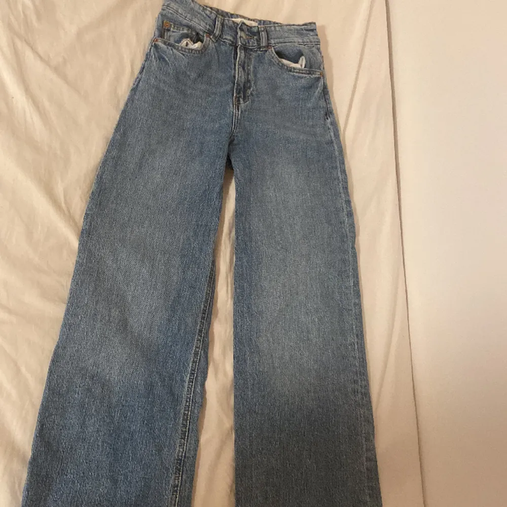 Högmidjade wide jeans från h&m🤍 Är i bra skick och är använda runt fem gånger 🤍. Jeans & Byxor.