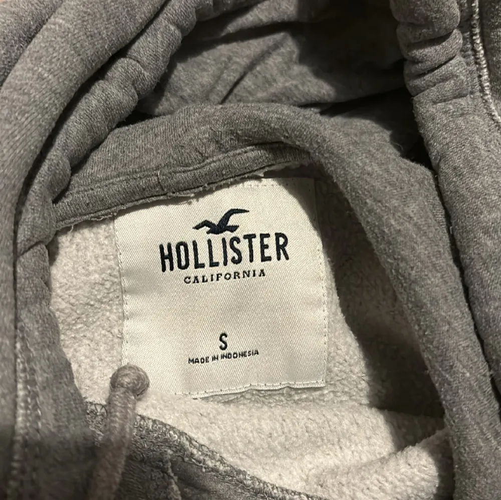 Fin hoodie från Hollister i fint skick. Nypris 619kr.. Hoodies.