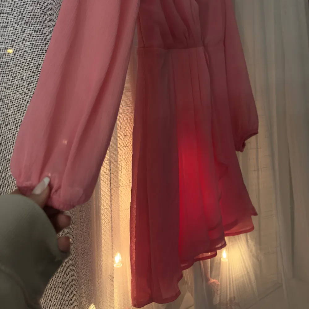 Rosa chiffong klänning från Nelly, använd en gång, säljer p.g.a att jag inte använder den. Front detailed chiffon dress.. Klänningar.