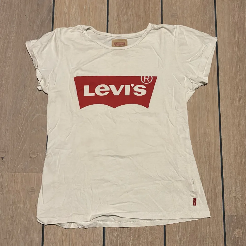 T-shirt från Levi’s, använd men i fint skick. Nypris 250kr.. T-shirts.