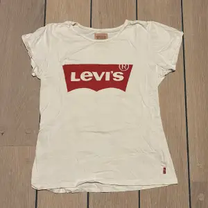 T-shirt från Levi’s, använd men i fint skick. Nypris 250kr.