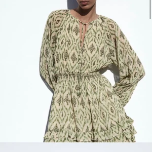 zara klänning  - Jätte snygg klänning från Zara i bra skick. Skriv för fler bilder 