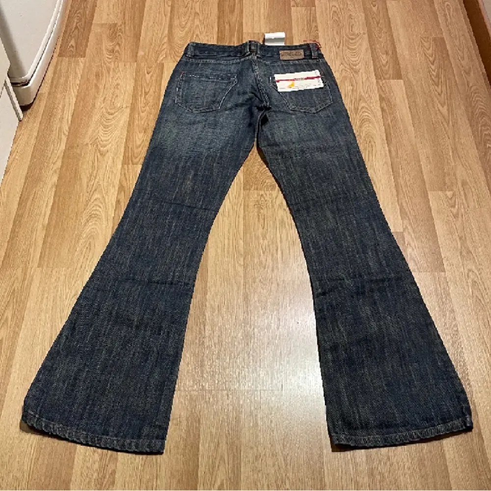 Super fina jeans köpta här på plick, bilderna är från den tidigare ägaren. Prislappen är kvar! Innerbenslängd 77cm, midjemått rakt över 34. Jeans & Byxor.