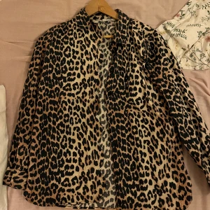 leopard ganni skjorta - leopardmönstrad skjorta från ganni
