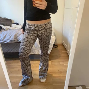 Ormmönstrade jeans - Säljer dessa extremt snygga jeans från Weekday, helt slutsålda super poppis! Helt oanvända prislapp kvar!😁nypris 690, säljer för 400
