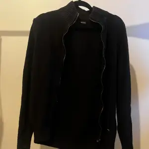 En svart tröja med hel zip i bra skick