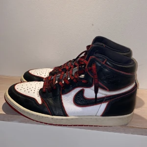 Jordan 1 high bloodline - Jordan 1 high bloodline Helt okej skick  Dålig undersida av skon Saknas box  100% äkta