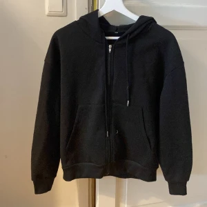 ziphoodie - vanlig svart ziphoodie med luva och snören. Andvänd fåtal gånger. i st xs men passar även s.