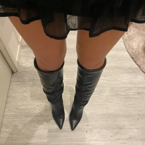 Klackar - Ett par snygga klackar från zalando. Med lite små defekter vid klacken. ❤️❤️ Nypris 900kr