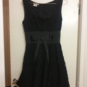 Jättefin klänning i spets - Aldrig använd. Bara hängt i garderoben i hopp om att få på mig den, märkt storlek 10 men jag uppskattar den till xs/s. Jättesöt med den fina spetsen. Dyr i inköp