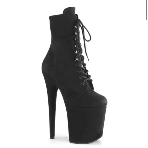 Pleaser - Fina pleasers som bara kommit till användning fåtal gånger så super fint skick! Storlek 36, köpta från iampole