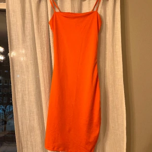 Korall färgad sommarpärla  - En korall färgad klänning med scrunch på sidan. Lite mer rosa än orange. Använd 1 midsommar.