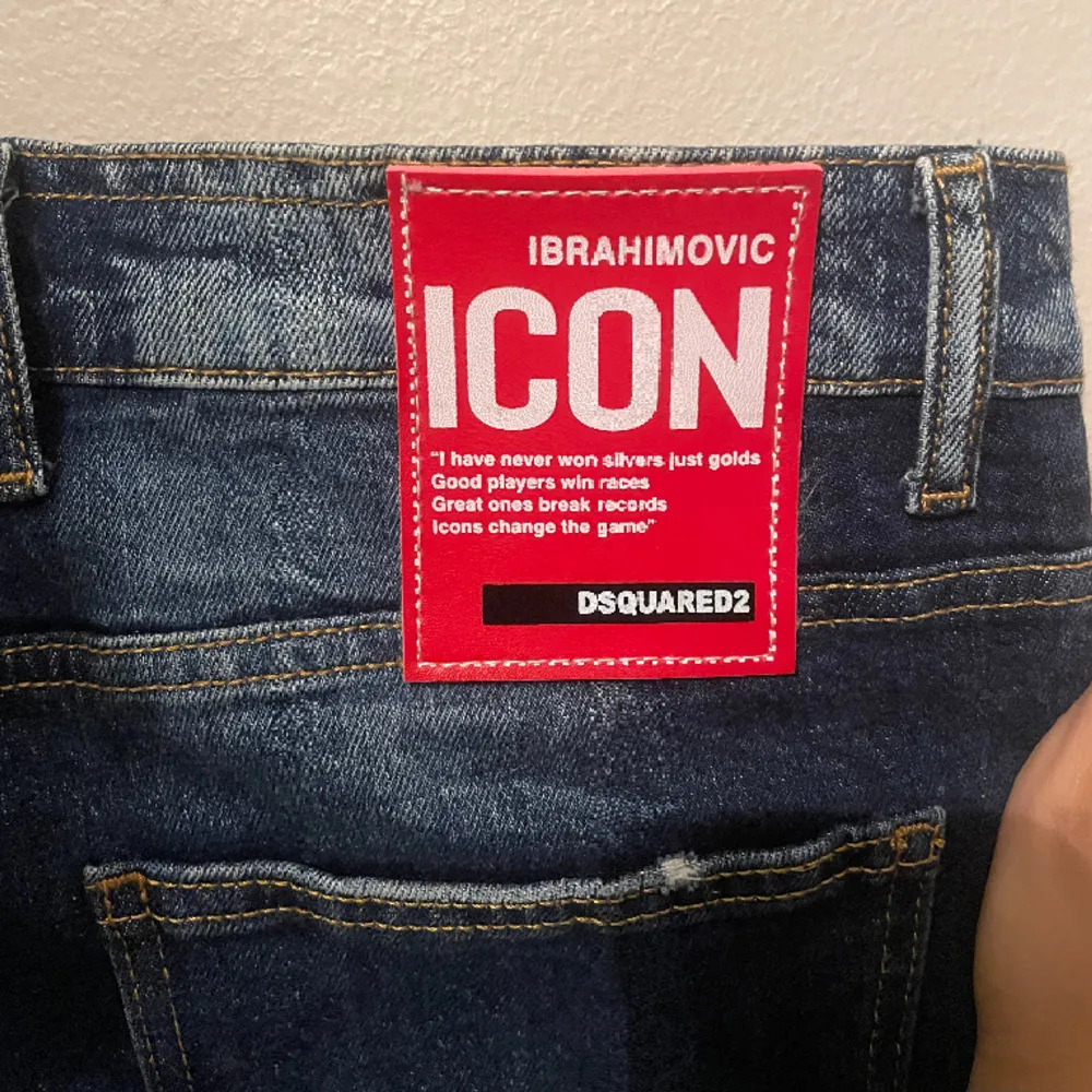 Säljer mina äkta Dsquared2 Ibrahimovic jeans. Inga skador. Vid intresse skriv privat. QR kod finns inne i byxorna! Pris kan diskuteras vid snabbaffär. . Jeans & Byxor.