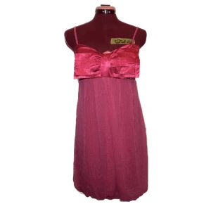 Rosa klänning - En så härlig och festlig klänning med olika material och former som kommer dra blickar i sommar! Fin rosett på bysten😍 Använt men fint skick. Notera att där kan vara små slitningar pga ömtåligt material. Däremot inget störande som tänks på!😊 