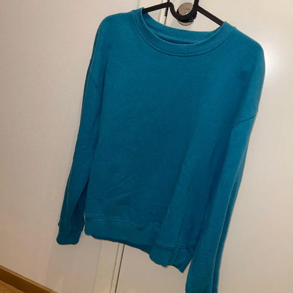 Sweatshirt strl M. Färgen är blå/grön. Tröjor & Koftor.