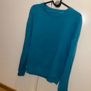 Sweatshirt strl M. Färgen är blå/grön