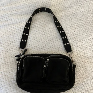 Svart handväska - Svart, rymlig handväska från Gina Tricot, relativt använd men inga defekter🤍