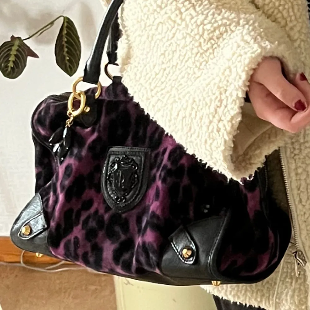 Lägger ut igen för billigare pris! En jättefin leopardmönstrad juicy couture väska som tyvärr inte kommit till användning 💕. Väskor.