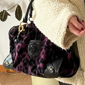 Lägger ut igen för billigare pris! En jättefin leopardmönstrad juicy couture väska som tyvärr inte kommit till användning 💕