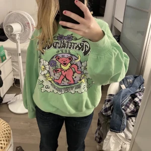 Sweatshirt  - Läs bio! Oversized sweatshirt med tryck på framsidan❤️