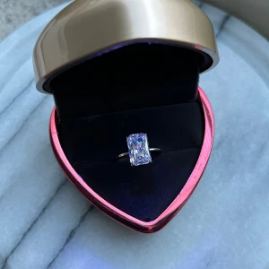 Sterling silver 925 ring med kubisk zirkonia  - Helt nya  Storlek 7 🩵En mycket vacker ring med en stor sten som lyser väldigt starkt✨️