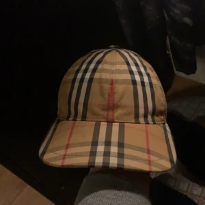 Burberry, storlek S, gamla varianten ny pris 3500, säljs för 1200, kan diskuteras  - Skick 7-10 går att tvätta inte sönder nån stans, ny pris 3500. 