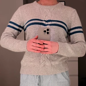 Stickad tröja - En super fin stickad tröja gjord av ull💓 märket var gant, inga som helst hål eller liknande!💓 nypris runt 1000