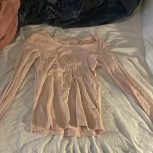 Långärmad tröja - Den är i bra ganska bra skick, inga fläckar bara lite trådar vid ena armen