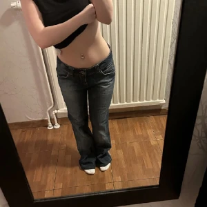 Bootcutjeans  - Säljer de här jeansen från Tommy Hilfiger. Säljer då de inte sitter som önskat💖De är midrise men man kan ha de som lowrise också om man vill🫶 (lånade bilder)  Midjemått: Ca 39cm Innerbenslängd: Ca 73cm