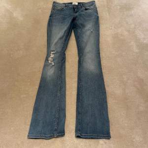 Säljer ett par så sjukt snygga, bootcut, lowwaisted jeans med slitningar💕 Tyvärr passar de inte mig och därför har jag ingen bild på💕 Midjemåttet: 34 cm Innerbenslängd: 83 cm Skriv för mer info💕