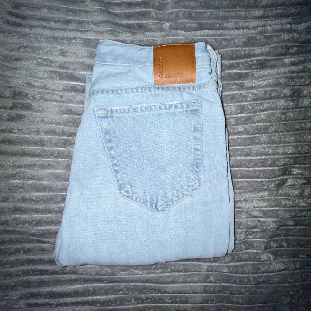 Säljer mina ljusblå lågmidjade raka jeans från Never Denim eftersom de inte passar längre. De är i väldigt fint skick💞 Midjemått: ca 35cm Innerbenslängd: ca 76cm. Jeans & Byxor.