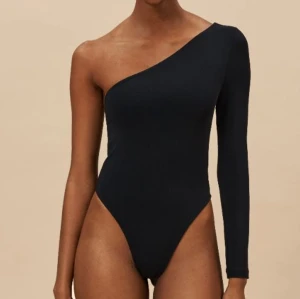 Bodssy Bodysuit Oneshoulder  - Ursnygg body från Bodssy😍 oneshoulder skick 9/10 inga skador. Otroligt behaglig att på sig. Svart, storlek XXS ✨ 