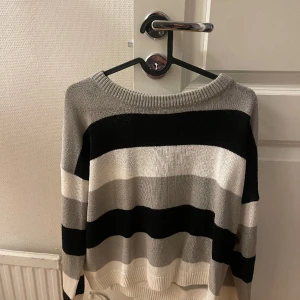 Randig stickad tröja  - Jättefin randig stickad tröja🥰