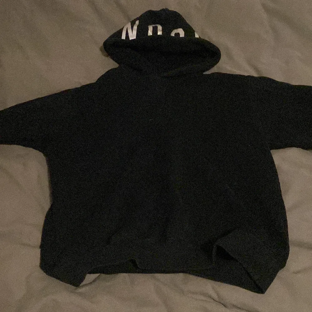 En riktigt snygg Dsquared2 hoddie använd ett fåtal gånger skick 10/10 ny pris 2700kr. Hoodies.