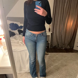 Blå bootcut jeans - Blå bootcut low waist jeans, de är i storlek 40, är lite osäker vart dem är ifrån💕