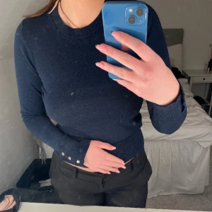 Marinblå tröja  - Superfin marinblå tröja med små guldiga knappar på ärmarna, dem går att knäppa upp om man vill💕