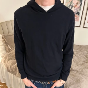 Pascal hoodie från Oscar Jacobsson - Kashmir tröja/hoodie från Oscar Jacobsson i mörkblå färg. Skicket på tröjan är bra och är väldigt populär just nu!   Nypris: 1500 kr.