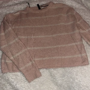 Stickad tröja  - Rosa och vit stickad tröja som är perfekt för våren.💕💕