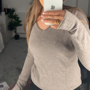 Tjock tröja - En fin grå beige tröja och är lite tjockare än en vanlig tröja. Jag köpte den i Spanien i någon butik som ja inge vet vad den heter men den är väldigt skön och är i fint skick. Har inte kommit till användning så ofta.