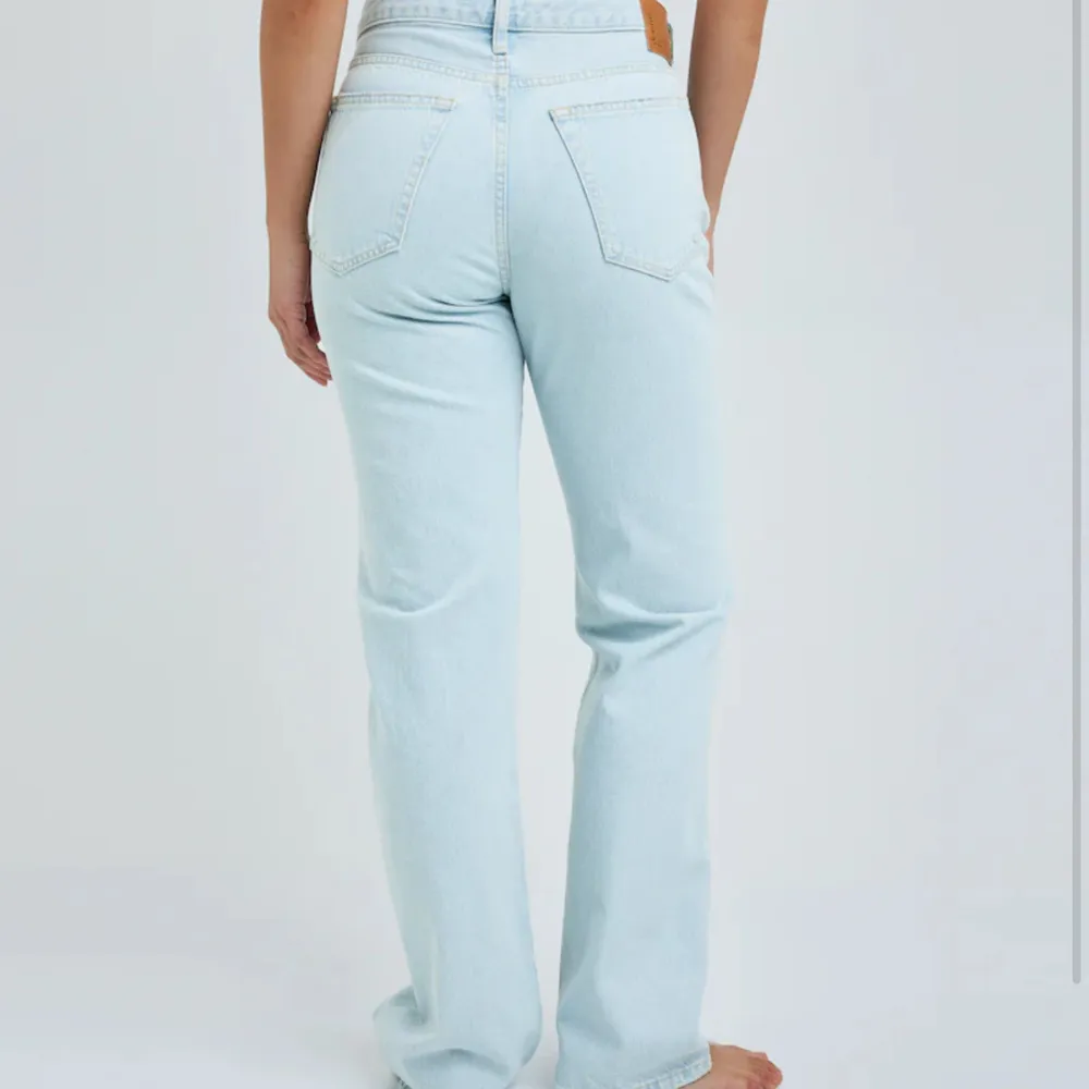 Blåa low waist jeans ifrån bik bok, tyvärr för små för mig därav inga bilder med de på💕💕knappt använda,  storlek 26/32, 300 kr (nypris 599). Jeans & Byxor.