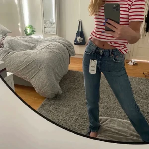 Midrise jeans zara  - Säljer dessa jeans från zara då dem är för små för mig! Storlek 34💕 (Lånad bild) 