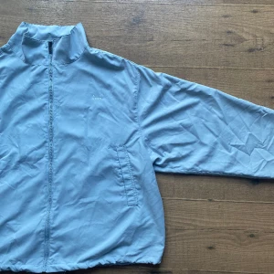 A-dsgn vindjacka - Helt oanvänd, storlek XL men sitter som en M/L. Så snygg och perfekt till våren 💕 den är silver/ljusblå!