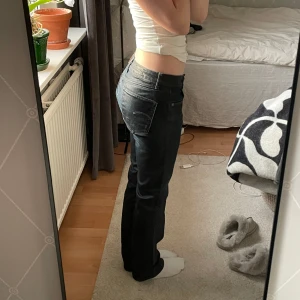 Svarta lågmidjade jeans - Svarta lågmidjade jeans från G-star raw som är straight!