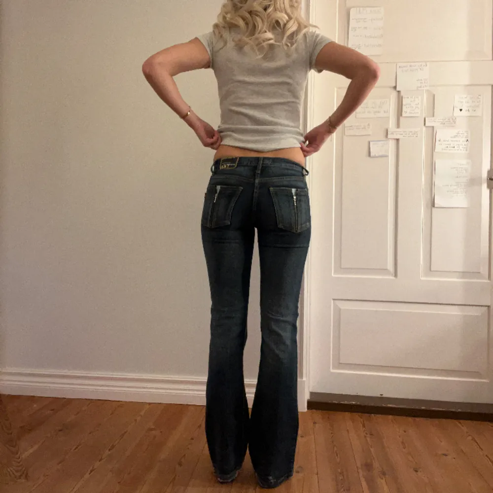 Lågmidjade vintage jeans.  Jag på bilden är 170cm.  Midjemåttet: 35cm (rätt över )  Lårmått: 23 Inerbenslängd: 78cm Inga defekter 💕 använd dig utav köp nu🫶 . Jeans & Byxor.
