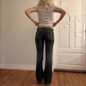 Lågmidjade vintage jeans.  Jag på bilden är 170cm.  Midjemåttet: 35cm (rätt över )  Lårmått: 23 Inerbenslängd: 78cm Inga defekter 💕 använd dig utav köp nu🫶 