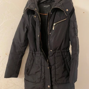 hollies jacka - jätte fin lång hollies jacka i jätte bra skick! passar perfekt till vintern och sitter lika fint på kroppen🥰hör jätte gärna av er!
